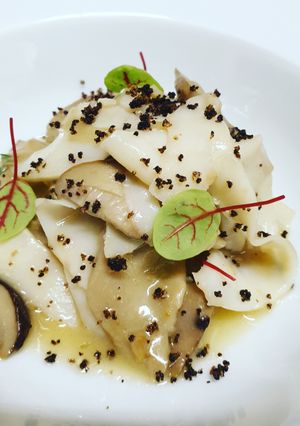 Foto di Tagliatelle di seppia con funghi porcini e croccante all' aglio