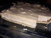 Una foto de torta helada de dulce de leche y merengues