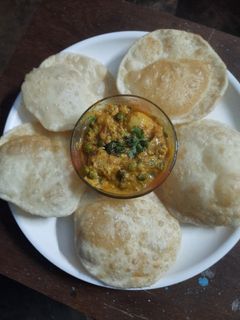 লুচি আলুর দম (luchi aloor dum recipe in Bengali) রেসিপির প্রধান ছবি