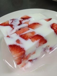 A picture of Strawberry Milk Jelly with Condensed Milk.