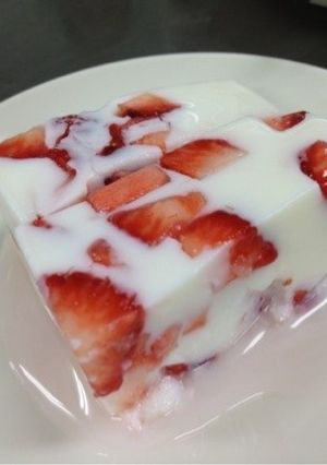 A picture of Strawberry Milk Jelly with Condensed Milk.