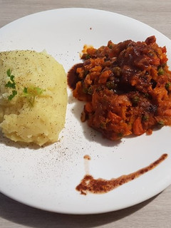 Una foto de Pollo especiado con puré de patatas