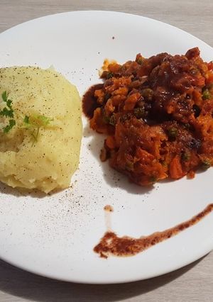 Una foto de Pollo especiado con puré de patatas