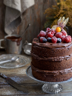 Una foto de Bizcocho de chocolate esponjoso con frutos rojos