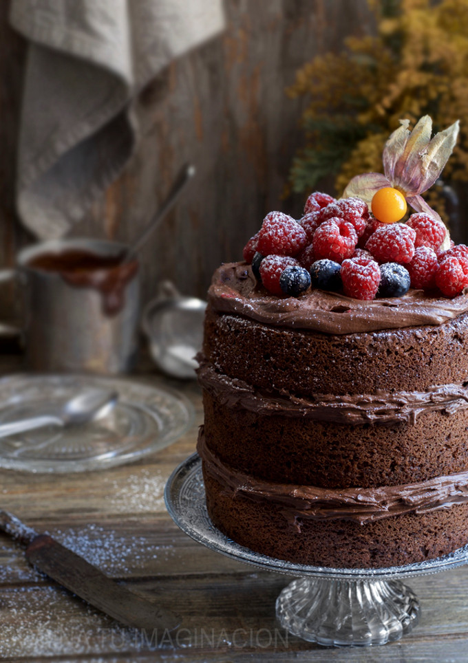 Una foto de Bizcocho de chocolate esponjoso con frutos rojos
