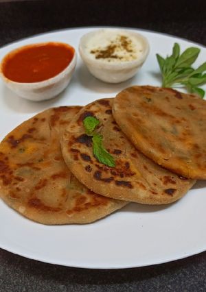A picture of Methi paneer mini parata.