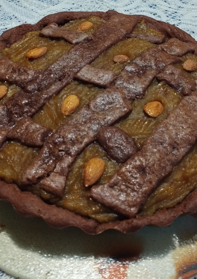 Una foto de Pastafrola con masa de chocolate y relleno de batata y banana