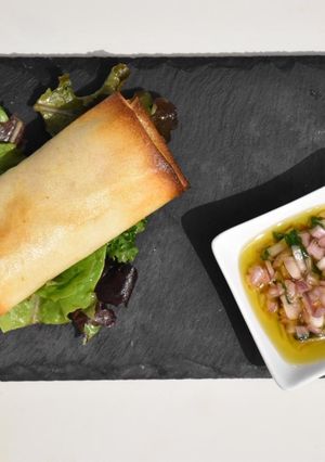 Une photo de Rouleaux végétariens aux carottes et poireaux avec sauce vinaigrée à l'échalote