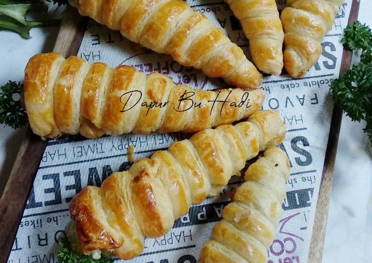 Cumcum Isi Ragout Ayam / Chicken Ragout Horn Pastry