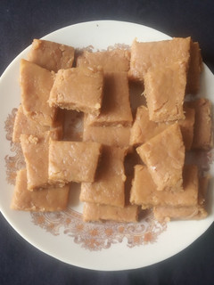 ગોળ પાપડી (Gol Papdi Recipe In Gujarati) રેસીપી મુખ્ય ફોટો