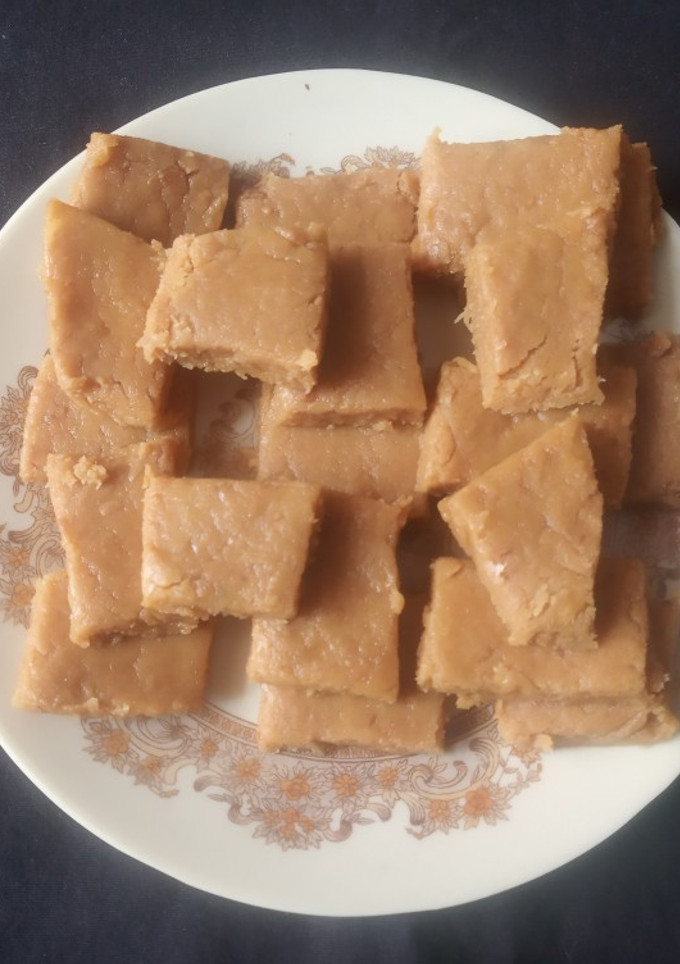 ગોળ પાપડી (Gol Papdi Recipe In Gujarati) રેસીપી મુખ્ય ફોટો