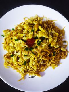 एग नूडल्स (Egg Noodles Recipe In Hindi) रेसिपी मुख्य फोटो