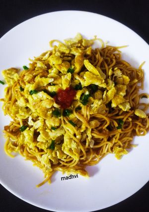 एग नूडल्स (Egg Noodles Recipe In Hindi) रेसिपी मुख्य फोटो