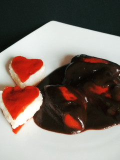 Una foto de Pimientos rellenos de bacalao con tinta de sepia "San Valentín"