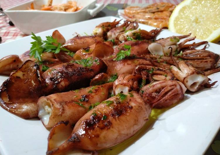 Pota voladora de playa con salsa Mery