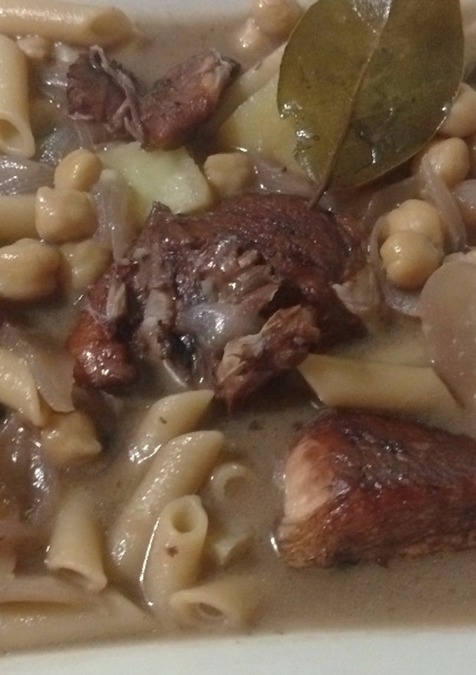 Una foto de Guiso de pollo estofado con garbanzos y macarrones