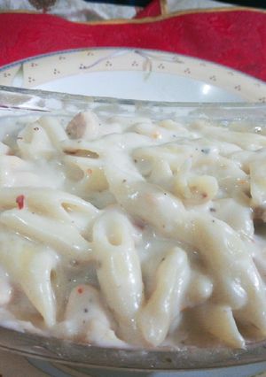 A picture of White sauce pasta.