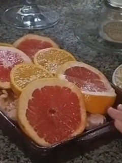 Una foto de Pollo con naranja y pomelo