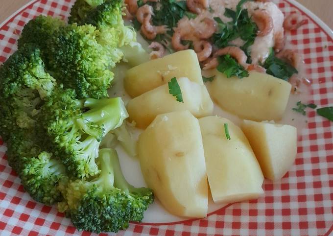 Simple dinner for 2: salmon and broccoli