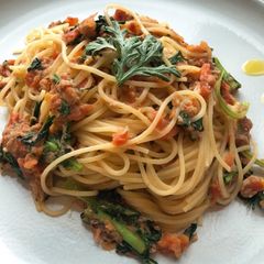 A picture of Spring chrysanthemum pasta with tuna and tomatoes.