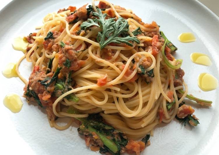 Simple Way to Prepare Speedy Spring chrysanthemum pasta with tuna and tomatoes