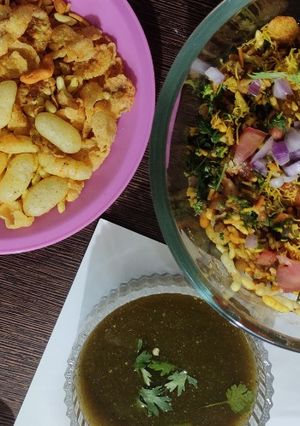 खट्टी मिठी भेळ (khati methi bhel recipe in marathi) रेसिपी चे मुख्य फोटो 
