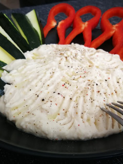 Una foto de Hummus de alubia blanca con ciruela Umeboshi y hortalizas-veggie