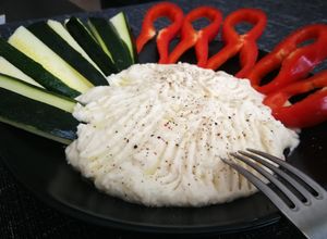 Una foto de Hummus de alubia blanca con ciruela Umeboshi y hortalizas-veggie