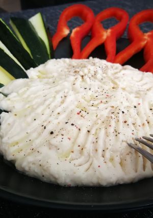 Una foto de Hummus de alubia blanca con ciruela Umeboshi y hortalizas-veggie