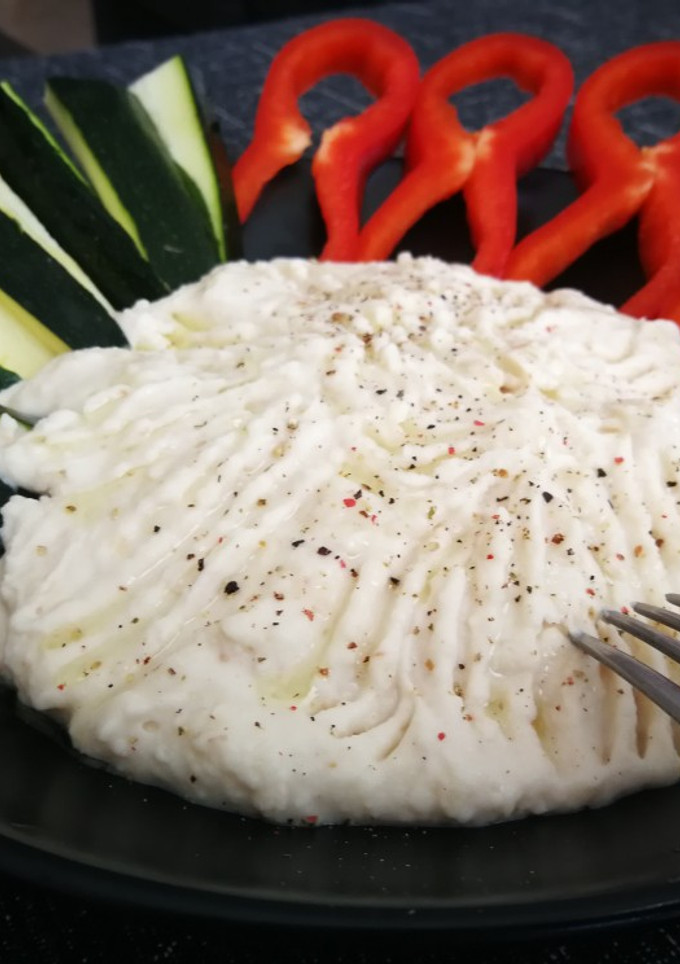 Una foto de Hummus de alubia blanca con ciruela Umeboshi y hortalizas-veggie