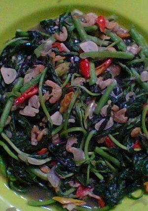Foto resep Bayam Tumis pedas dan simple :)