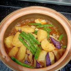 A picture of Stew vegetables: potatoes, kidneys beans, eggplant.