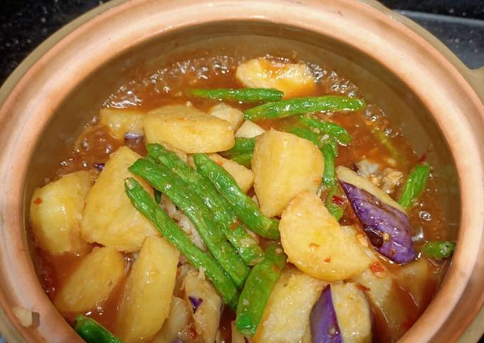 Stew vegetables: potatoes, kidneys beans, eggplant