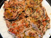 Una foto de filetes de cerdo a la plancha