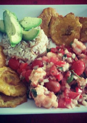 Una foto de Ceviche de langostinos y patacones