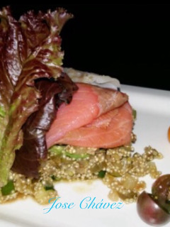 Una foto de Ensalada de quinoa con verduras y ahumados