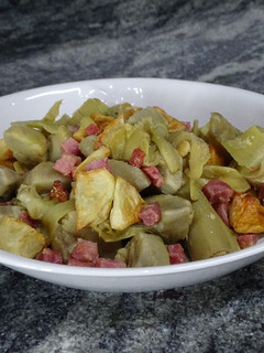 Una foto de Alcachofas con jamón y patatas