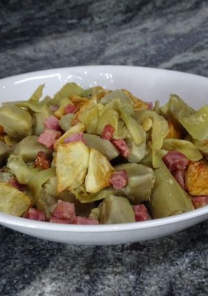 Una foto de Alcachofas con jamón y patatas