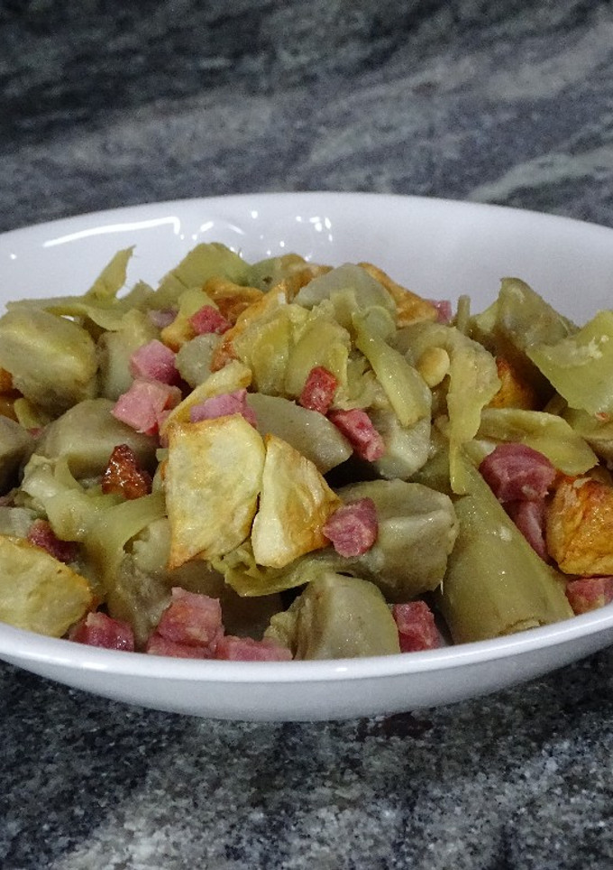 Una foto de Alcachofas con jamón y patatas