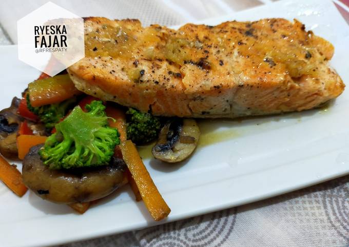 Cara Membuat Pan Fry Salmon Lada Hitam Saus Lemon dengan Tumis Brokoli Jamur yang Bisa Manjain Lidah