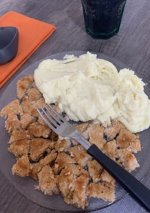 Una foto de Hamburguesa de Pescado con Puré de Papa