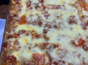 Una foto de lasagna de carne picada crema