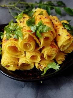 કૂકર ખાંડવી (Cooker Khandvi Recipe In Gujarati) રેસીપી મુખ્ય ફોટો