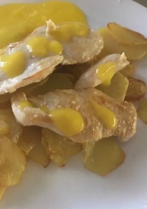 Una foto de Pollastre amb patates fregides i crema de taronja