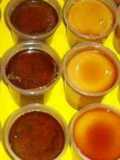 Quesillos de frutas en vasos de plástico 