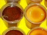 Quesillos de frutas en vasos de plástico 