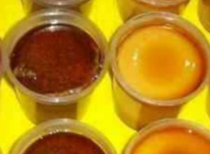 Una foto de Quesillos de frutas en vasos de plástico 