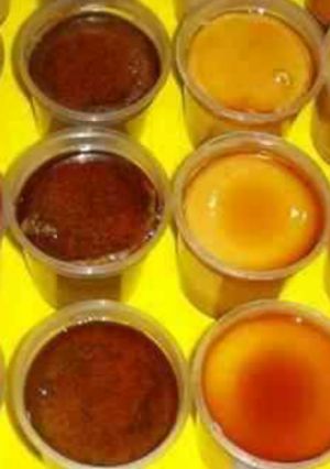 Una foto de Quesillos de frutas en vasos de plástico 