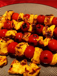 Una foto de Brochetas de pollo especiadas con tomate cherry y salsa chipotle
