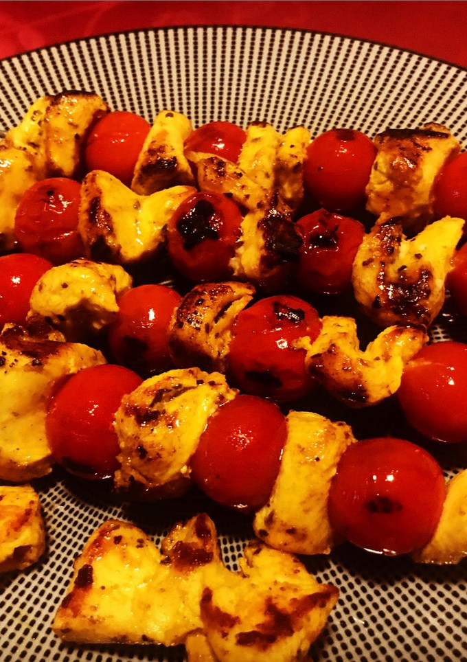 Una foto de Brochetas de pollo especiadas con tomate cherry y salsa chipotle
